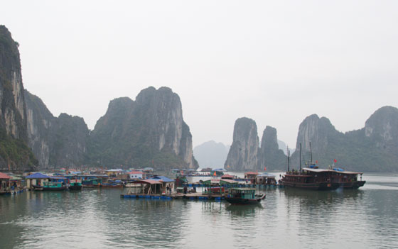 Fiskerlandsby i Halong Bay