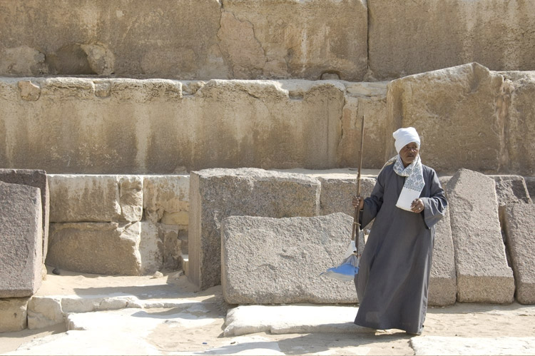 Mand ved pyramide
