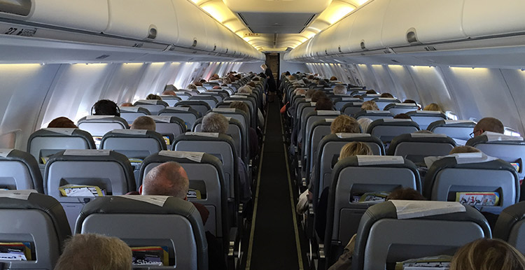 Inde i flyet på charterrejse