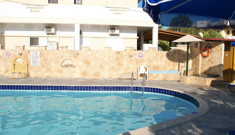 Pool på charterrejse