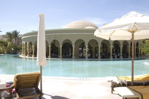 Pool og hotel